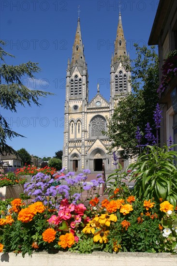 France, Basse Normandie, orne, pays d'auge ornais, vimoutiers, eglise, massif de fleurs,