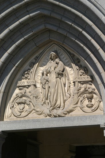 France, Basse Normandie, orne, pays d'auge ornais, vimoutiers, detail du tympan du porche de l'eglise,