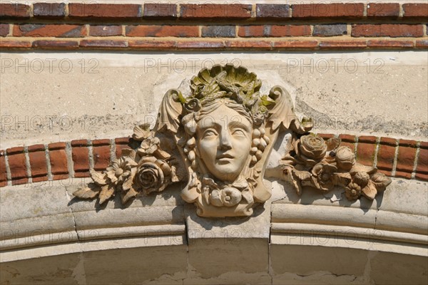 France, Basse Normandie, orne, perche, moulicent, manoir, detail mascaron en facade,