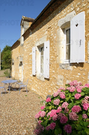 France, Basse Normandie, orne, perche, maison, habitat traditionnel, pierre, Saint-Germain de la couldre, gite, hortensias,