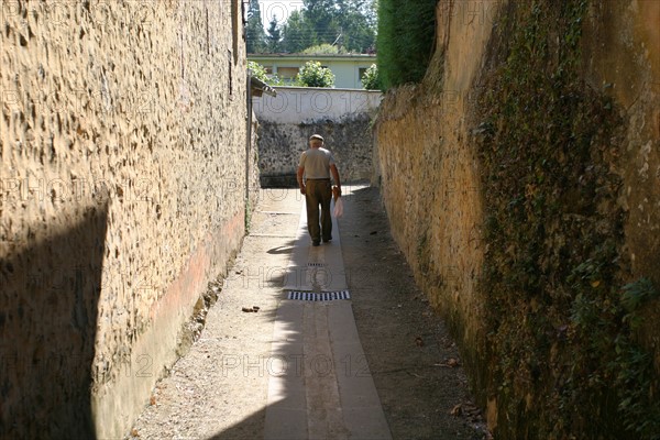 France, Basse Normandie, orne, perche, longny au perche, homme senior dans une ruelle,