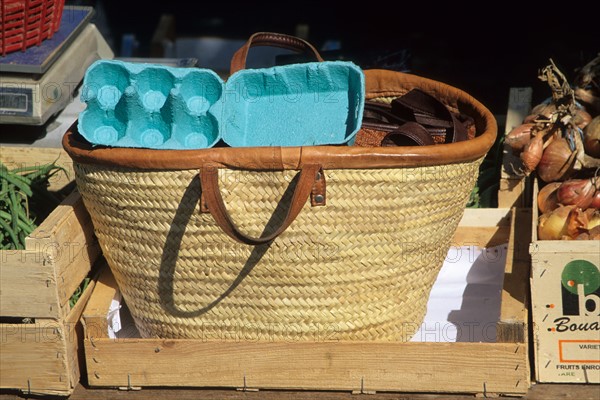 France, Bretagne, Ille et Vilaine, rennes, place des Lices, marche du samedi, panier et boite a oeufs,