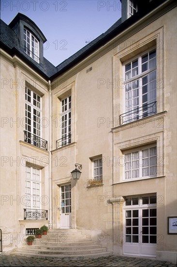 France, Paris 3e, le marais, hotel de marle, 11 rue payenne, hotel particulier, centre suedois, detail facade sur cour,