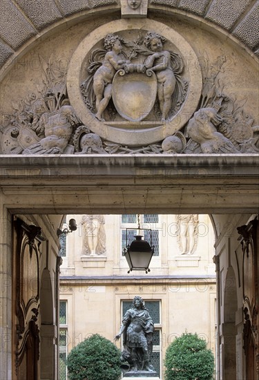 France, Paris 3e, le marais, hotel carnavalet, musee de l'histoire de Paris, 23 rue de sevigne, portail, porche, tympan, premiere cour, statue de Louis XIV,