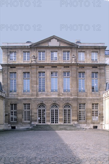 France, Paris 3e, le marais, hotel de rohan, rue vieille du temple, hotel particulier, facade sur cour, paves,