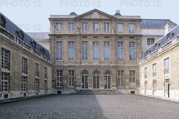 France, Paris 3e, le marais, hotel de rohan, rue vieille du temple, hotel particulier, facade sur cour, paves,