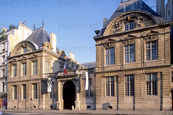 France, Paris 4e, le marais, 62 rue saint antoine, hotel de sully, siege des monuments nationaux, monum, monument historique, hotel particulier, facade sur cour, decors sculptes,