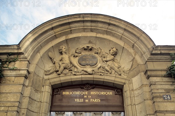 France, Paris 4e, le marais, rue pavee, hotel de lamoignon, bibliotheque historique de la ville de Paris BHVP, hotel particulier, facade sur cour, portail, detail tympan,