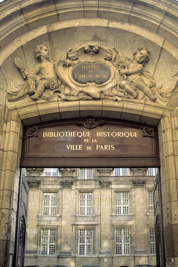 France, Paris 4e, le marais, rue pavee, hotel de lamoignon, bibliotheque historique de la ville de Paris BHVP, hotel particulier, facade sur cour, portail,