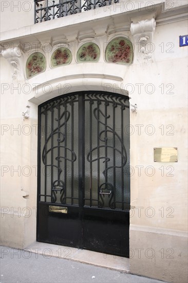 Building 15 rue des Ursulines in Paris (detail)