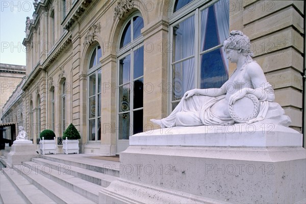 France, Paris 7e, faubourg Saint-Germain, hotel de Lassay, rue de l'universite, residence du president de l'assemblee nationale, hotel particulier, etat, institution, facade sur jardin, statue femme, sculpture,