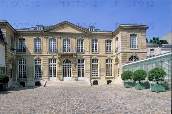 France, Paris 7e, faubourg Saint-Germain, 138 rue de Varenne, hotel de noirmoutier, residence du prefet de region, institution, facade sur cour, paves,