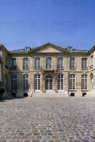 France, Paris 7e, faubourg Saint-Germain, 138 rue de Varenne, hotel de noirmoutier, residence du prefet de region, institution, facade sur cour, paves,