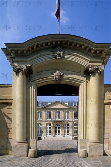 France, Paris 7e, faubourg Saint-Germain, 138 rue de Varenne, hotel de noirmoutier, residence du prefet de region, institution, facade sur cour, portail,