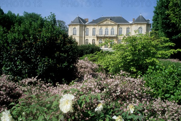 France, Paris 7e, faubourg Saint-Germain, 79 rue de Varenne, hotel biron, musee rodin, hotel particulier, facade sur jardin, fleurs, buisson, massif,