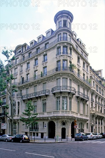 Building 23 avenue de Messine in Paris (detail)