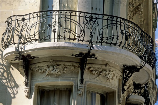 Building 23 avenue de Messine in Paris (detail)