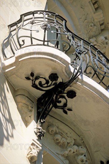 Building 23 avenue de Messine in Paris (detail)