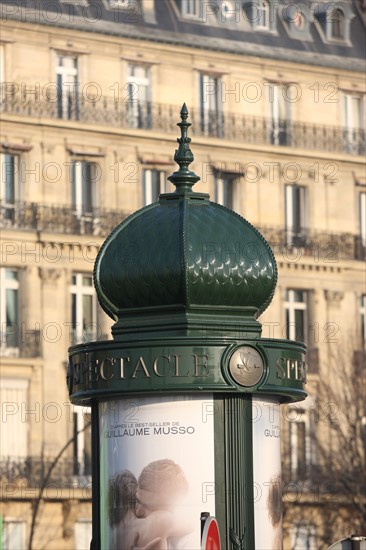 France, Paris 8e, colonne morris, spectacle, annonces, affichage, cinema, affiche, promotion, patrimoine, theatre, chanson, cours Albert 1e, place de la reine astrid,