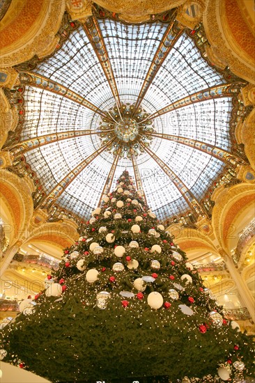 France, Paris 9e, Galeries Lafayette, 40 boulevard Haussmann, grand magasin, noel 2007, decoration, sapin,