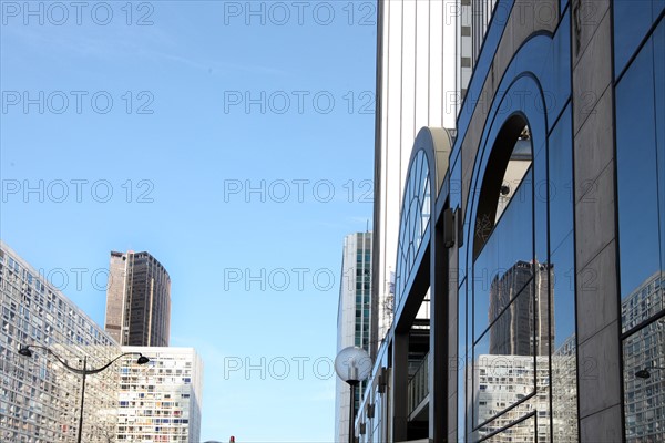 France, Paris 14e, Montparnasse, rue du Commandant Mouchotte, reflet d'un immeuble dans les vitres de l'hotel Meridien Montparnasse, architecture, fenetres, Tour Montparnasse,