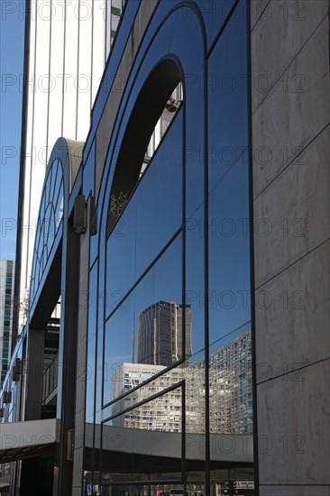 France, Paris 14e, Montparnasse, rue du Commandant Mouchotte, reflet d'un immeuble dans les vitres de l'hotel Meridien Montparnasse, architecture, fenetres, Tour Montparnasse,