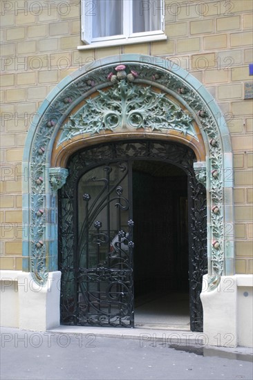 Building 2 rue Eugène-Manuel in Paris