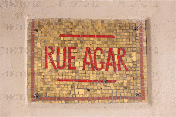 France, Paris 16e, rue Agar, mosaique plaque de rue