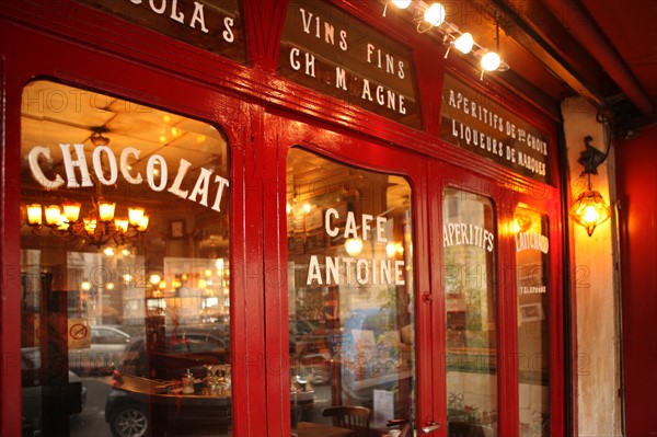 Façade du café situé 17 rue La Fontaine à Paris