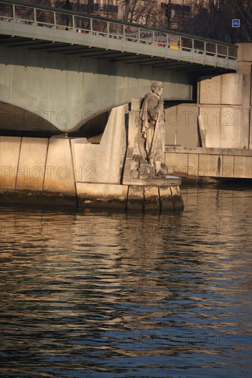 France, Paris 7e, pont de l'Alma, zouave du pont de l'Alma, crues de la Seine, hiver, tablier metallique, sculpture, statue, soldat, militaire,