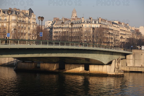 France, Paris 7e, pont de l'Alma, zouave du pont de l'Alma, crues de la Seine, hiver, tablier metallique, statue, sculpture, militaire, soldat, place de l'Alma, immeubles, lady di,