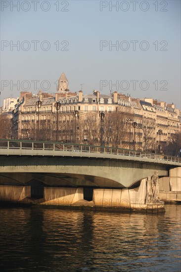 France, Paris 7e, pont de l'Alma, zouave du pont de l'Alma, crues de la Seine, hiver, tablier metallique, statue, sculpture, militaire, soldat, place de l'Alma, immeubles, lady di,