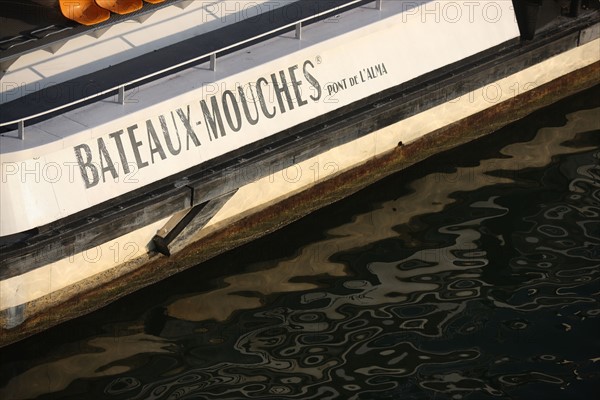 France, Paris 7e, pont de l'Alma, bateaux mouche du pont de l'Alma, la Seine, detail coque, tourisme, croisiere fluviale,