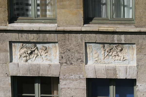 France, Haute Normandie, Seine Maritime, Rouen, rue des carmes, detail habitat, maison, sculpture, habitat traditionnel, ornement, decor, facade, fenetres,