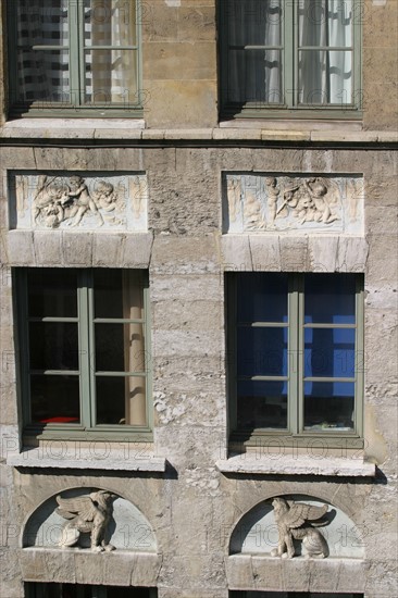 France, Haute Normandie, Seine Maritime, Rouen, rue des carmes, detail habitat, maison, sculpture, habitat traditionnel, ornement, decor, facade, fenetres,