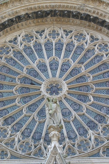 France, Haute Normandie, Seine Maritime, Rouen, art gothique, cathedrale notre dame, rosace au dessus du portail des libraires, statue,