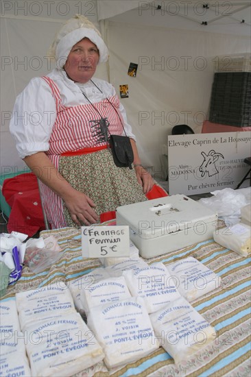 France, Haute Normandie, Seine Maritime, Rouen, fetes jeanne d'arc, mai 2005, marche medieval, costume traditionnel, commercante, fromages,