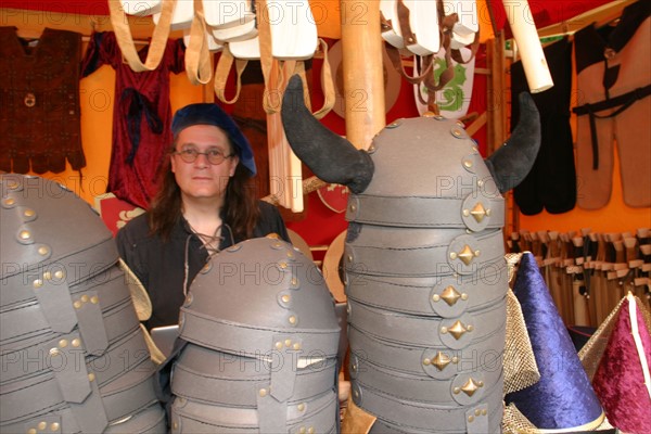 France, Haute Normandie, Seine Maritime, Rouen, fetes jeanne d'arc, mai 2005, marche medieval, commercant, casques viking,