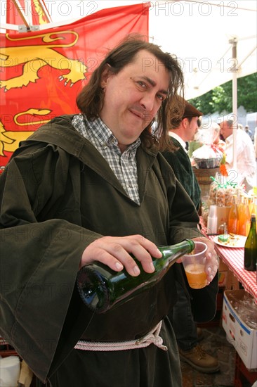 France, Haute Normandie, Seine Maritime, Rouen, fetes jeanne d'arc, mai 2005, marche medieval, commercant, cidre artisanal, costume de moine,