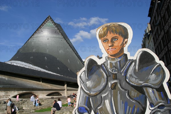 France, Haute Normandie, Seine Maritime, Rouen, place du vieux marche, eglise sainte jeanne d'Arc et enseigne du musee de cire, figurine, toit de l'eglise,