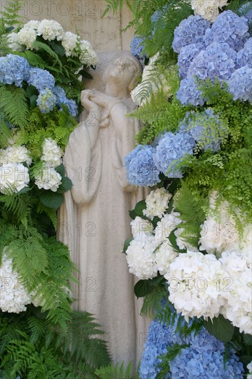 France, Haute Normandie, Seine Maritime, Rouen, Place du vieux Marche, eglise Sainte-Jeanne-d'Arc, fleurs bleues et blanches, hortensias, fougeres, commemoration, sculpture, statue, pucelle d'Orleans, fetes Jeanne d'Arc