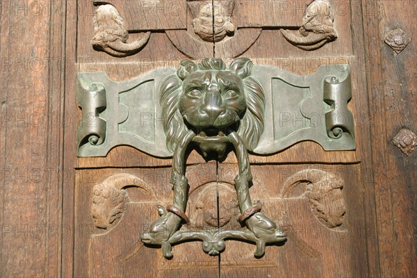 France, Haute Normandie, Seine Maritime, Rouen, eglise saint Maclou, portail central, heurtoir de port, lion, bronze,