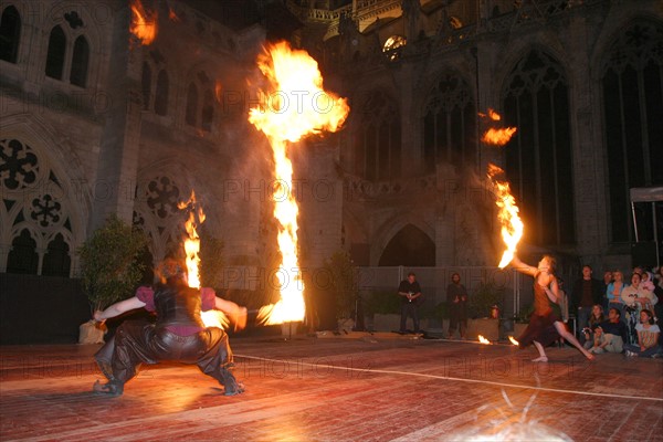 France, Haute Normandie, Seine Maritime, Rouen, cathedrale notre dame, fetes jeanne d'arc 2005, 
spectacle "les nuits de feu", pyrotechnie, cracheurs de feu, bateleurs, saltimbanques, danse, torches,