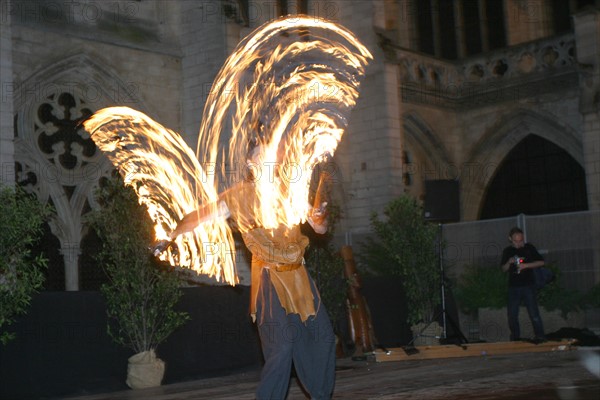 France, Haute Normandie, Seine Maritime, Rouen, cathedrale notre dame, fetes jeanne d'arc 2005, 
spectacle "les nuits de feu", pyrotechnie, cracheurs de feu, bateleurs, saltimbanques, danse, torches,