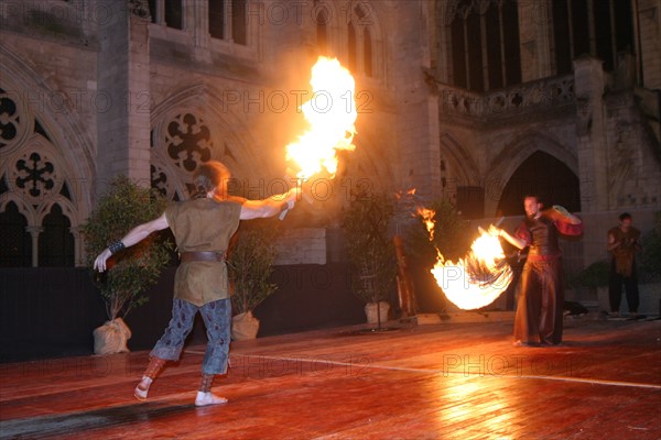 France, Haute Normandie, Seine Maritime, Rouen, cathedrale notre dame, fetes jeanne d'arc 2005, 
spectacle "les nuits de feu", pyrotechnie, cracheurs de feu, bateleurs, saltimbanques, danse, torches,