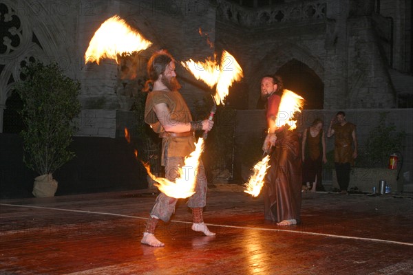 France, Haute Normandie, Seine Maritime, Rouen, cathedrale notre dame, fetes jeanne d'arc 2005, 
spectacle "les nuits de feu", pyrotechnie, cracheurs de feu, bateleurs, saltimbanques, danse, torches,