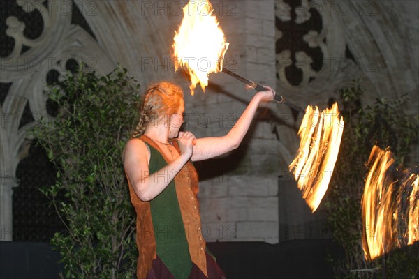 France, Haute Normandie, Seine Maritime, Rouen, cathedrale notre dame, fetes jeanne d'arc 2005, 
spectacle "les nuits de feu", pyrotechnie, cracheurs de feu, bateleurs, saltimbanques, danse, torches,