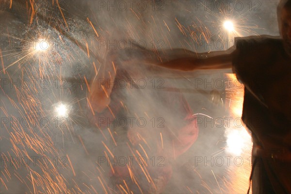 France, Haute Normandie, Seine Maritime, Rouen, cathedrale notre dame, fetes jeanne d'arc 2005, 
spectacle "les nuits de feu", pyrotechnie, cracheurs de feu, bateleurs, saltimbanques, danse, torches,