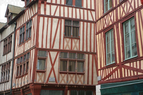 France, Haute Normandie, Seine Maritime, Rouen, rue des bons enfants, habitat traditionnel, maisons a pans de bois, colombages, fenetres, medieval,