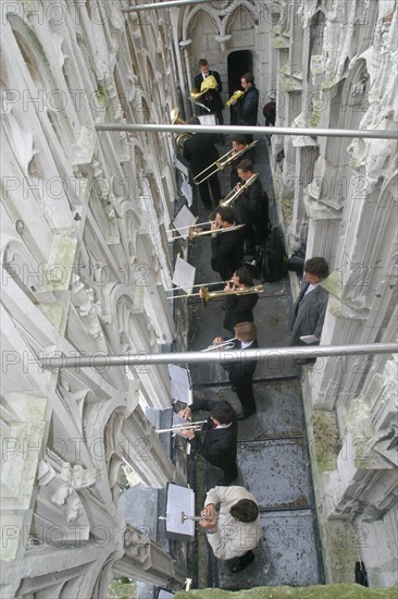 France, Haute Normandie, Seine Maritime, Rouen, cathedrale Notre-Dame, fetes jeanne d'arc 2005, cuivres de Rouen jouant a la galerie des rois, musciens, cuivres,